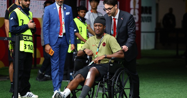 Tiền đạo Canada xuất hiện trên xe lăn sau chấn thương kinh hoàng, FIFA phạt nguội cực nặng sao Qatar - hình ảnh - ok9tiger.com