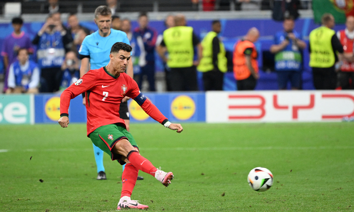 Cựu thủ quân Uruguay: ‘Ronaldo có thể vô địch World Cup 2026 nhờ hỗ trợ từ trọng tài’ - hình ảnh - ok9tiger.com