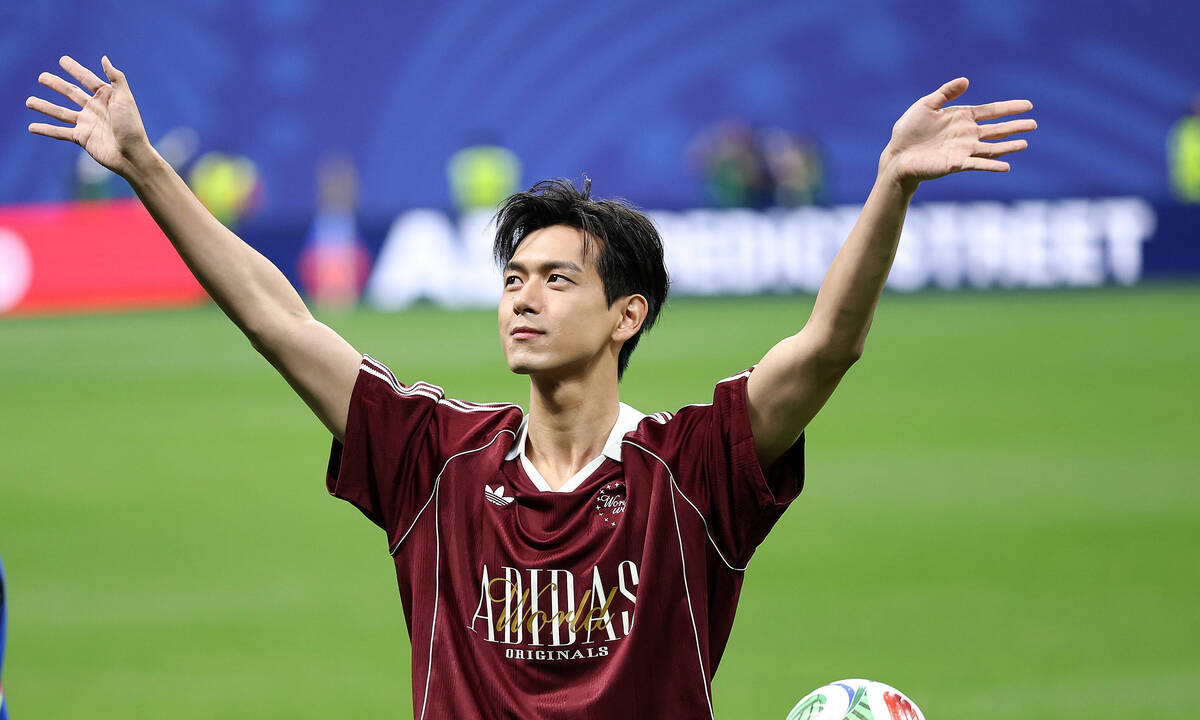 Tài tử Lý Hiện gây sốt trên sân bóng World Cup: góc nhìn mới cho người chơi Việt - hình ảnh - ok9tiger.com Tài tử Lý Hiện gây sốt trên sân bóng World Cup: góc nhìn mới cho người chơi Việt - hình ảnh - ok9tiger.com