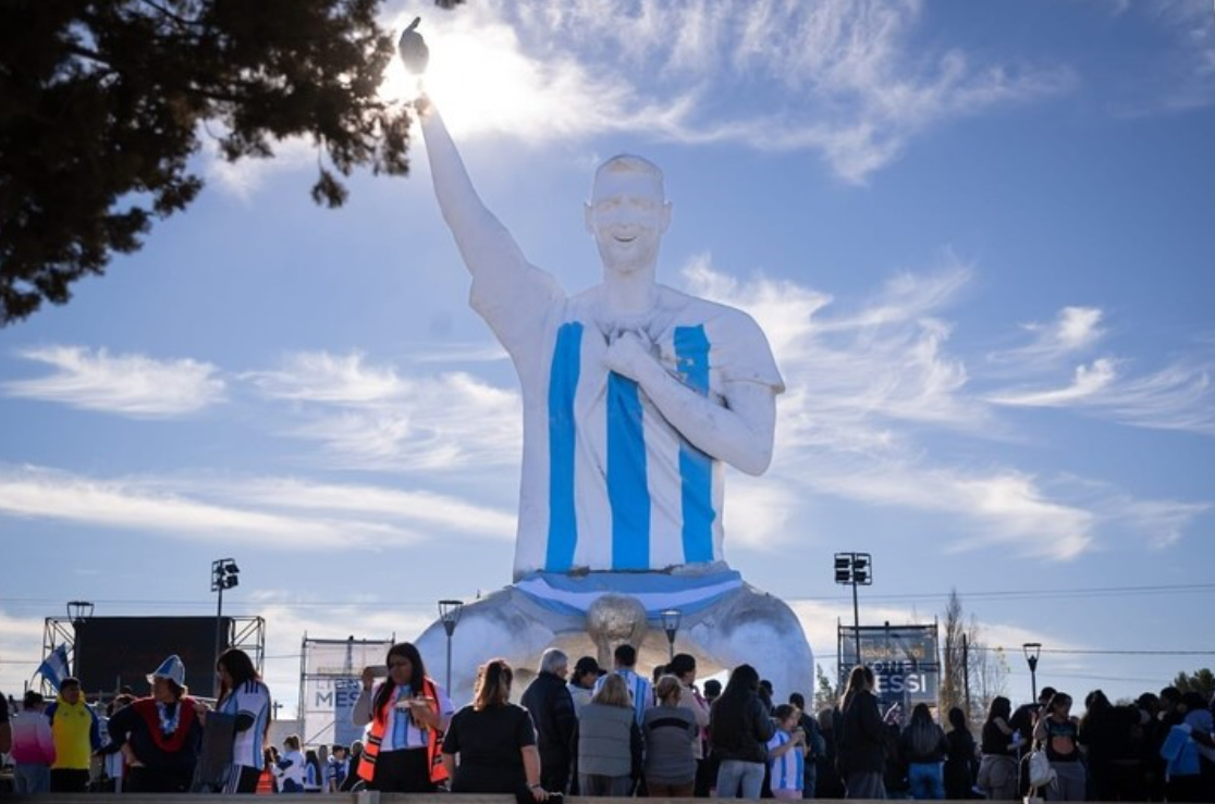 Argentina khánh thành tượng Messi cao 26 mét: góc nhìn mới cho người chơi Việt - hình ảnh - ok9tiger.com Argentina khánh thành tượng Messi cao 26 mét: góc nhìn mới cho người chơi Việt - hình ảnh - ok9tiger.com