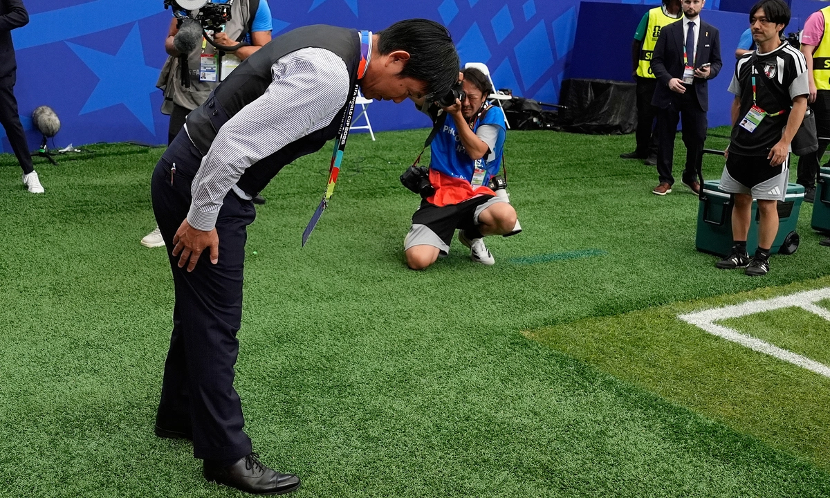 HLV Nhật Bản cúi đầu tri ân khán giả sau trận thua Brazil tại World Cup 2026 - hình ảnh - ok9tiger.com