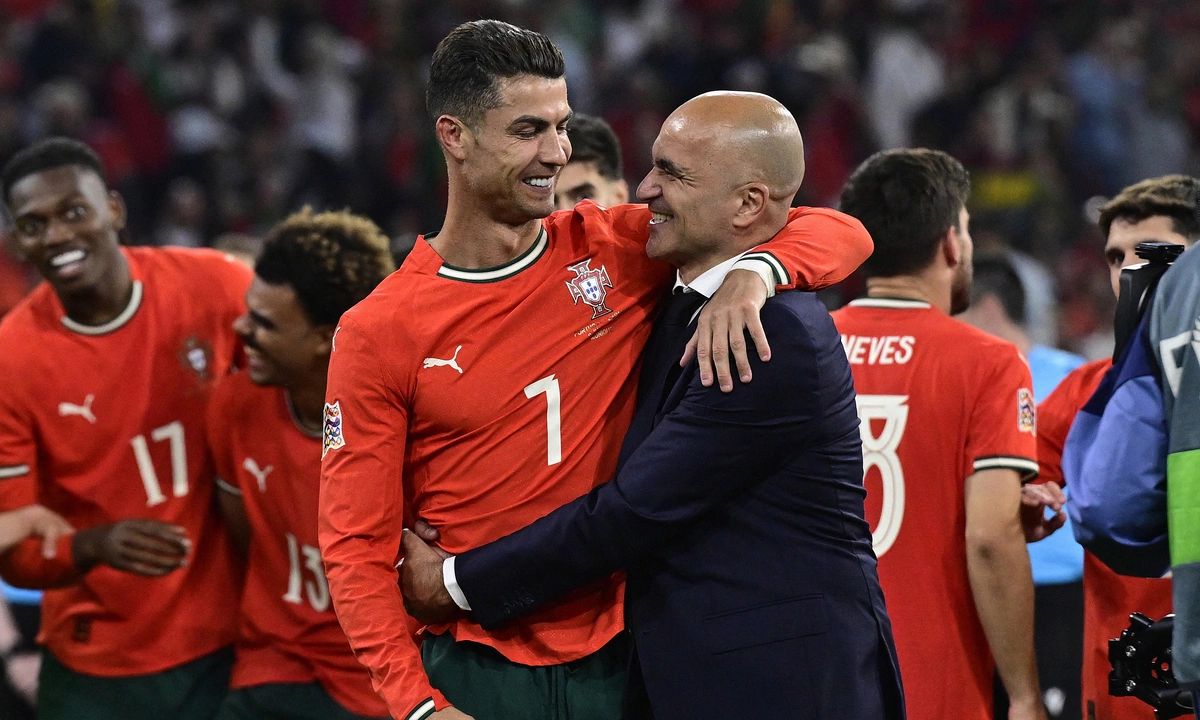 HLV Roberto Martinez Đàm Phán Dẫn Dắt Al Nassr – Cơ Hội Mới Cho Ronaldo và Người Hâm Mộ Cá Cược Bóng Đá Online - hình ảnh - ok9tiger.com