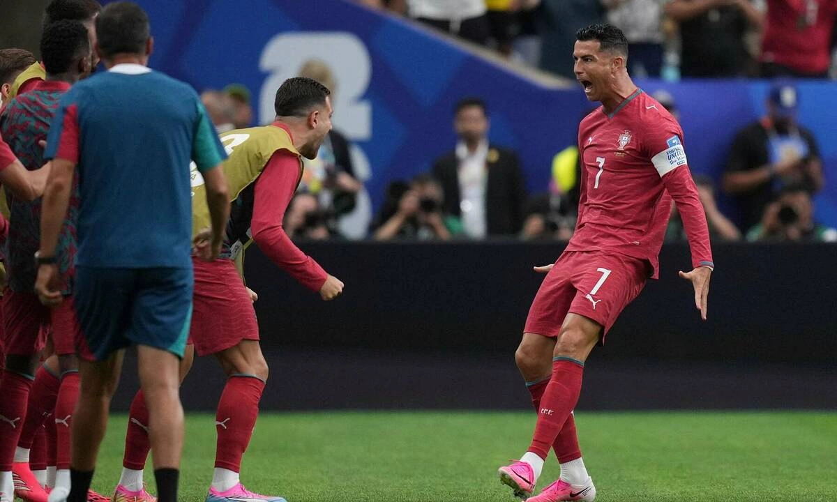 Ibrahimovic chê Ronaldo: ‘Cứ như vừa trở về từ hành tinh khác’ - hình ảnh - ok9tiger.com Ibrahimovic chê Ronaldo: ‘Cứ như vừa trở về từ hành tinh khác’ - hình ảnh - ok9tiger.com