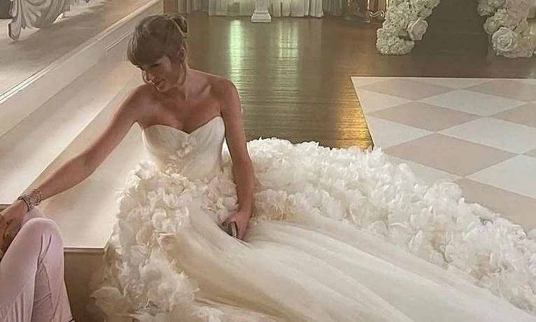 Taylor Swift diện đầm cưới Dior trong hôn lễ với Travis Kelce - hình ảnh - ok9tiger.com Taylor Swift diện đầm cưới Dior trong hôn lễ với Travis Kelce - hình ảnh - ok9tiger.com
